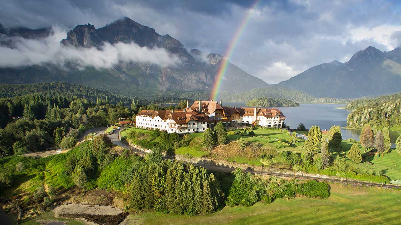 1 Explora Bariloche y sus alrededores en este emocionante tour de 4 días. Disfruta de vistas panorámicas, excursiones a islas y bosques centenarios.