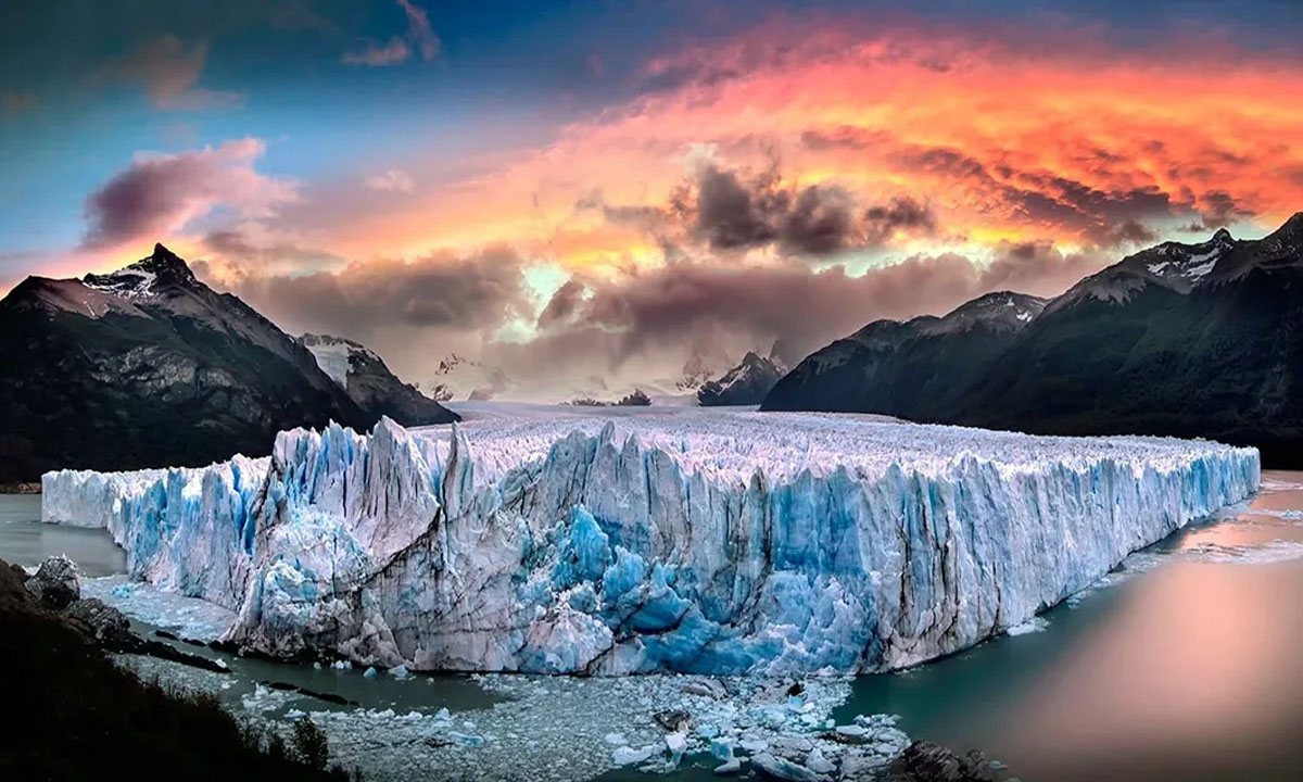 1 Explora la belleza de El Calafate con nuestro tour de 4 días, visitando el impresionante Glaciar Perito Moreno y navegando por el Lago Argentino.