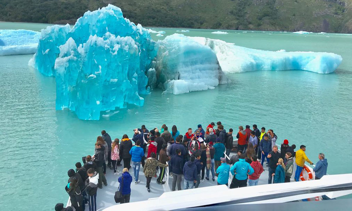 2 Explora la belleza de El Calafate con nuestro tour de 4 días, visitando el impresionante Glaciar Perito Moreno y navegando por el Lago Argentino.