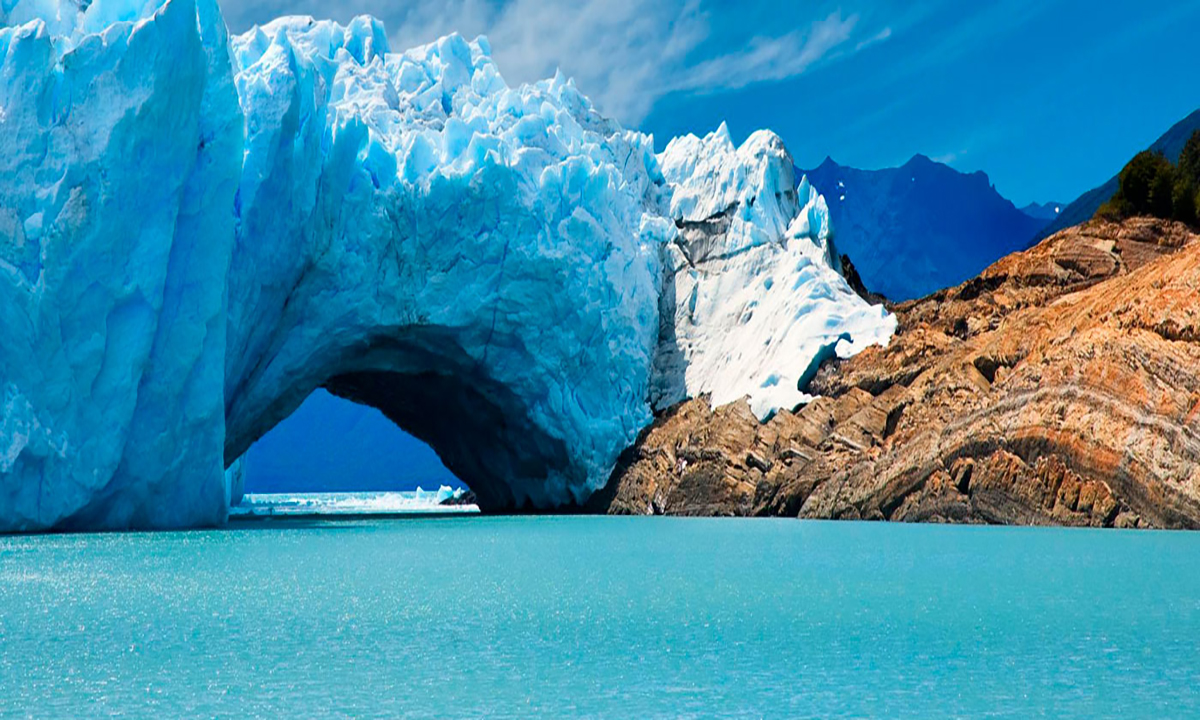 3 Explora la belleza de El Calafate con nuestro tour de 4 días, visitando el impresionante Glaciar Perito Moreno y navegando por el Lago Argentino.