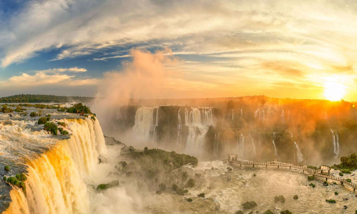 1 Embárcate en un emocionante tour de 3 días para descubrir las majestuosas Cataratas del Iguazú. Explora el lado argentino y brasileño de esta maravilla natural,